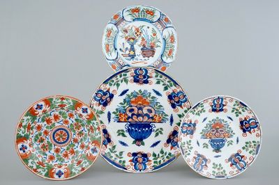 Een lot van vier polychrome Delftse borden, 18e eeuw