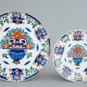 Een lot van vier polychrome Delftse borden, 18e eeuw — foto 2