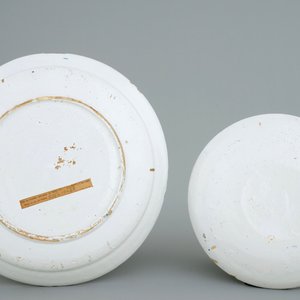 Een lot van vier polychrome Delftse borden, 18e eeuw — foto 3