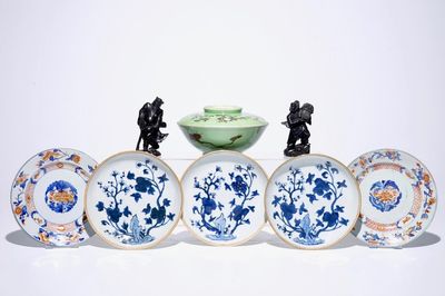 Een lot van vijf Chinese borden, een paar serpentijn figuren en een Japanse dekselkom, 18/20e eeuw