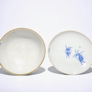 Een lot van vijf Chinese borden, een paar serpentijn figuren en een Japanse dekselkom, 18/20e eeuw — foto 8