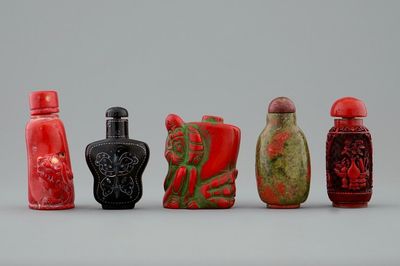 Een lot van vijf Chinese snuifflesjes in koraal en lakwerk, 19/20e eeuw