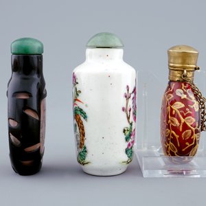 Een lot van zes diverse Chinese snuifflesjes in glas en porselein, 19/20e eeuw — foto 11