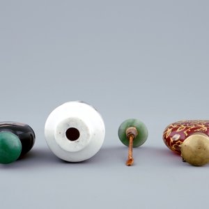 Een lot van zes diverse Chinese snuifflesjes in glas en porselein, 19/20e eeuw — foto 12