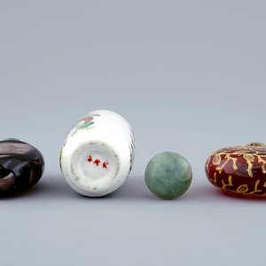 Een lot van zes diverse Chinese snuifflesjes in glas en porselein, 19/20e eeuw — foto 13
