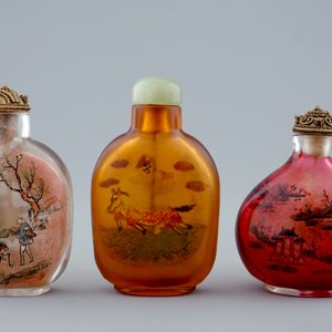 Een lot van zes diverse Chinese snuifflesjes in glas en porselein, 19/20e eeuw — foto 4