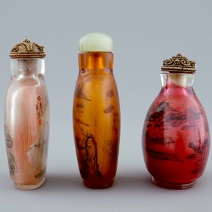 Een lot van zes diverse Chinese snuifflesjes in glas en porselein, 19/20e eeuw — foto 5