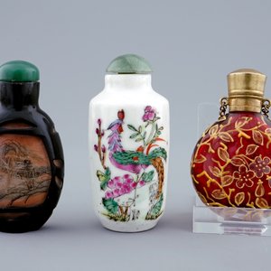 Een lot van zes diverse Chinese snuifflesjes in glas en porselein, 19/20e eeuw — foto 8