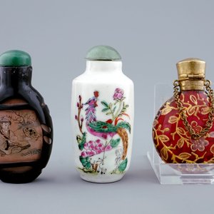 Een lot van zes diverse Chinese snuifflesjes in glas en porselein, 19/20e eeuw — foto 10