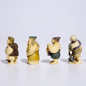 Een lot van zes polychrome Japanse ivoren netsuke, Taisho, 2e kwart 20e eeuw, gesigneerd — foto 2