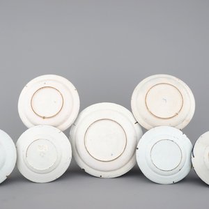 Een lot van zeven blauw-witte Delftse borden, 18e eeuw — foto 2