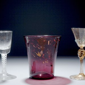 Een lotje van 3 diverse gekleurde glazen, 18e eeuw — foto 1
