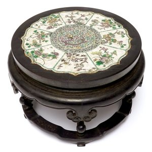 Een lotusvormige Chinese verte biscuit plaquette met een draak, in een houten sokkel gevat, Kangxi — foto 1