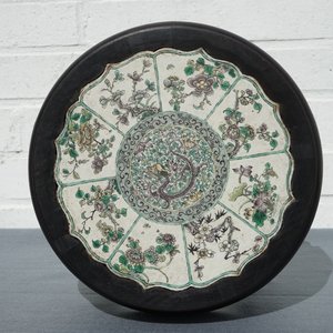 Een lotusvormige Chinese verte biscuit plaquette met een draak, in houten sokkel gevat, Kangxi — foto 6