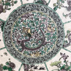 Een lotusvormige Chinese verte biscuit plaquette met een draak, in houten sokkel gevat, Kangxi — foto 7