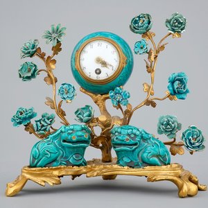 Een Louis XV stijl verguld bronzen klokje met Samson porseleinen groep, 19e eeuw — foto 1