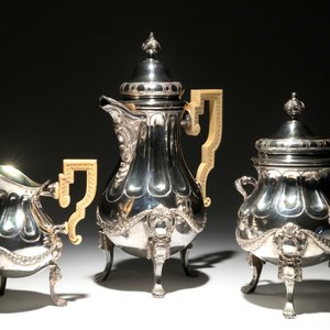 Een Louis XVI zilveren koffie- en melkkan met ivoren handgrepen en een suikerpot, gemerkt J. Roelandts, Gent, 1779 — foto 2