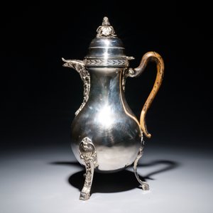 Een Louis XVI zilveren koffiekan op drie poten met houten handvat, wellicht Gent, 1792 — foto 2
