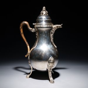 Een Louis XVI zilveren koffiekan op drie poten met houten handvat, wellicht Gent, 1792 — foto 4