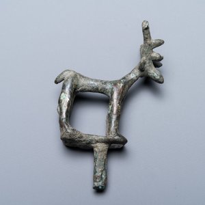 Een Luristaanse bronzen pin met een hert, Iran, 1e millennium v.C. — foto 4