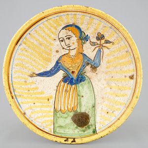 Een majolica schotel met decor van een dame, Hesdin, Noord-Frankrijk, 18e eeuw — foto 1