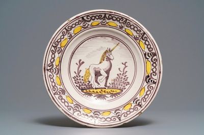 Een majolica schotel met een eenhoorn in geel en mangaan, Delft of Friesland, 17/18e eeuw