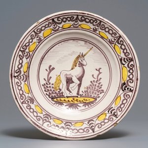 Een majolica schotel met een eenhoorn in geel en mangaan, Delft of Friesland, 17/18e eeuw — foto 1