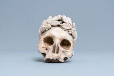 Een marmeren fragment van een memento mori, wellicht Vlaanderen, 16e eeuw