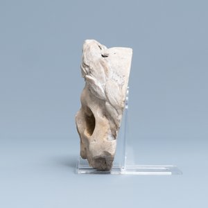 Een marmeren fragment van een memento mori, wellicht Vlaanderen, 16e eeuw — foto 4