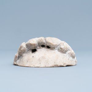 Een marmeren fragment van een memento mori, wellicht Vlaanderen, 16e eeuw — foto 5