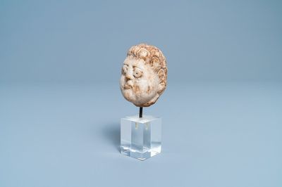 Een marmeren mannenkop in Romaanse stijl, 14/15e eeuw