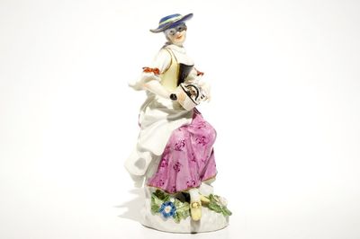 Een Meissen porseleinen Commedia del'Arte figuur van Colombine met draailier, Duitsland, 18e eeuw