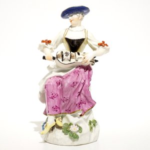 Een Meissen porseleinen Commedia del'Arte figuur van Colombine met draailier, Duitsland, 18e eeuw — foto 2