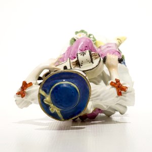 Een Meissen porseleinen Commedia del'Arte figuur van Colombine met draailier, Duitsland, 18e eeuw — foto 6