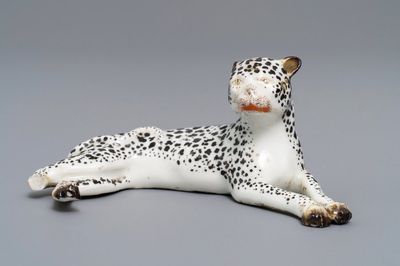 Een Meissen porseleinen model van een luipaard, Duitsland, 19e eeuw
