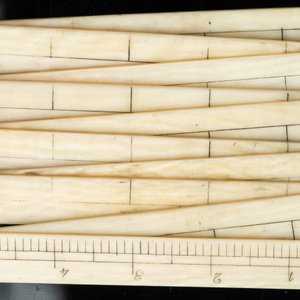 Een mes met ivoren heft voorstellende de goddelijke deugd van het geloof en een ivoren kleermakersmeter, 17/18e en 19e eeuw — foto 13