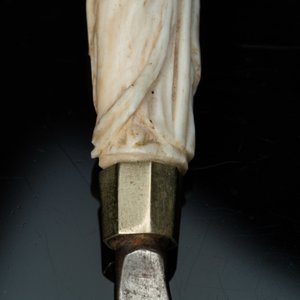 Een mes met ivoren heft voorstellende de goddelijke deugd van het geloof en een ivoren kleermakersmeter, 17/18e en 19e eeuw — foto 6