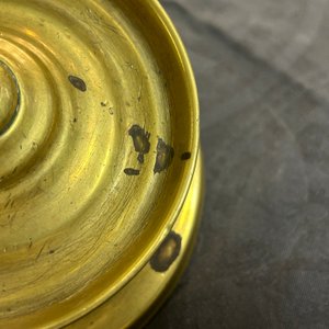 Een messing knoopkandelaar met vijf platte knopen, Zuidelijke Nederlanden, wellicht 16e eeuw — foto 12