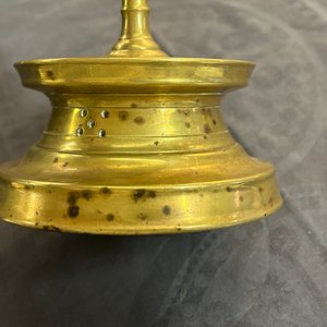Een messing knoopkandelaar met vijf platte knopen, Zuidelijke Nederlanden, wellicht 16e eeuw — foto 13