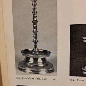 Een messing knoopkandelaar met vijf platte knopen, Zuidelijke Nederlanden, wellicht 16e eeuw — foto 5