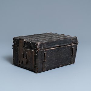 Een met leder bekleed houten reiskistje, Frankrijk, 15e eeuw — foto 1