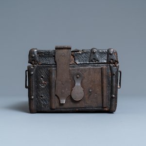 Een met leder bekleed houten reiskistje, Frankrijk, 15e eeuw — foto 3