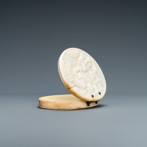 Een met zilver gemonteerd ovaal ivoren dekseldoosje met een bas-reliëf voorstelling van Diana en haar nimfen, 18e eeuw — foto 3