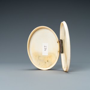 Een met zilver gemonteerd ovaal ivoren dekseldoosje met een bas-reliëf voorstelling van Diana en haar nimfen, 18e eeuw — foto 5