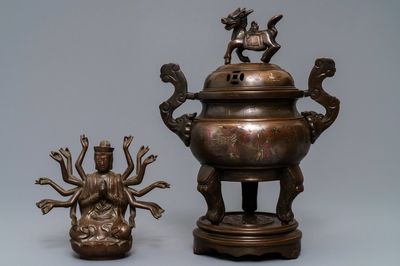 Een met zilver ingelegde bronzen wierookbrander en een figuur van Avalokitesvara, China of Vietnam, 19/20e eeuw