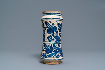 Een Mexicaanse blauw-witte albarello, Talavera Poblana, ca. 1700