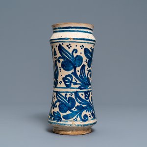 Een Mexicaanse blauw-witte albarello, Talavera Poblana, ca. 1700 — foto 1