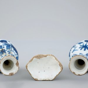 Een miniatuur driedelig blauw-wit kaststelletje voor een poppenhuis, Delft, 18e — foto 5