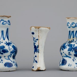 Een miniatuur kaststelletje in blauw-wit Delfts aardewerk, 18e eeuw — foto 2
