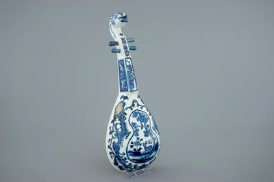 Een model van een pipa luit in blauw-wit Chinees porselein, 19e eeuw